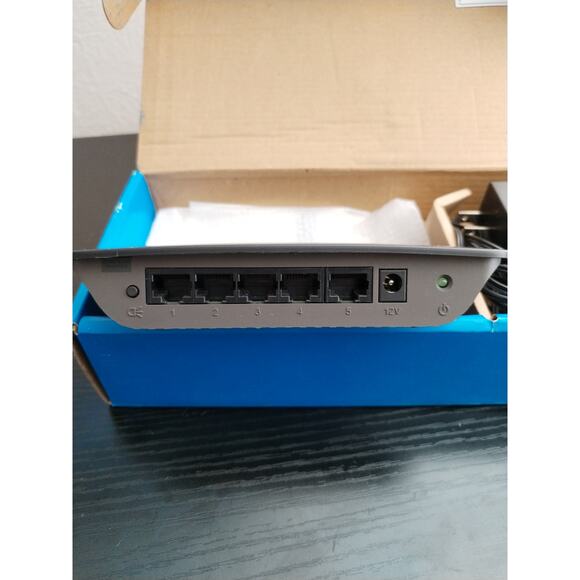 Linksys SE1500 5-Port Fast Ethernet Switch - Picture 6 of 9